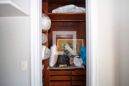 Closet da Suíte 2 de apartamento à venda com 4 quartos, 210m² em Vila Madalena, São Paulo