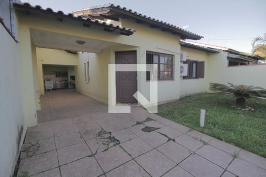 Área externa de casa à venda com 2 quartos, 110m² em Harmonia, Canoas