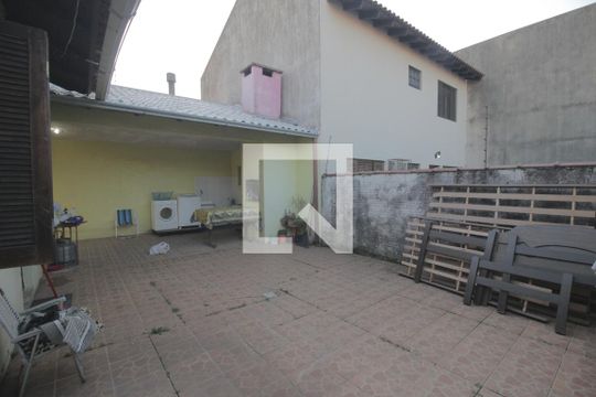 Área externa de casa à venda com 2 quartos, 110m² em Harmonia, Canoas