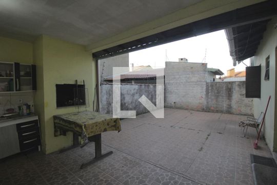 Área externa de casa à venda com 2 quartos, 110m² em Harmonia, Canoas