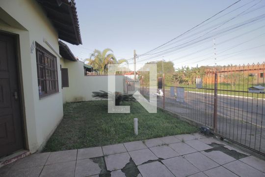 Área externa de casa à venda com 2 quartos, 110m² em Harmonia, Canoas