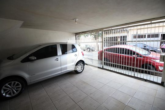 Garagem de casa à venda com 4 quartos, 200m² em Vila Monumento, São Paulo