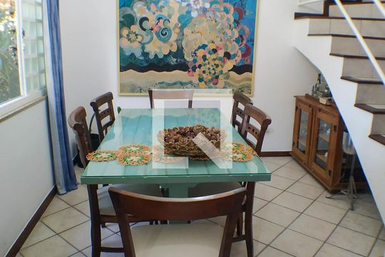 Sala de casa de condomínio à venda com 4 quartos, 180m² em Maria Paula, Niterói