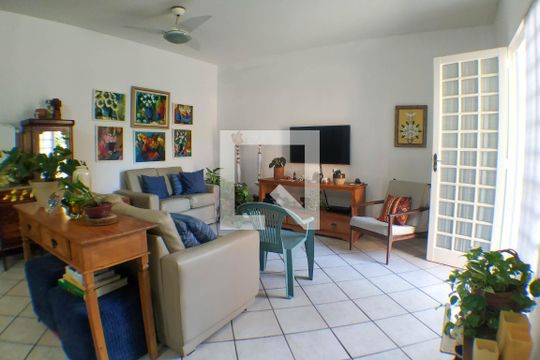 Sala de casa de condomínio à venda com 4 quartos, 180m² em Maria Paula, Niterói