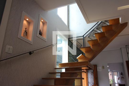 Escada de casa à venda com 3 quartos, 200m² em Vila Maria Tereza, Guarulhos