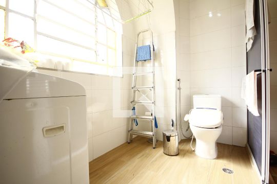 Banheiro de casa à venda com 4 quartos, 200m² em Liberdade, São Paulo