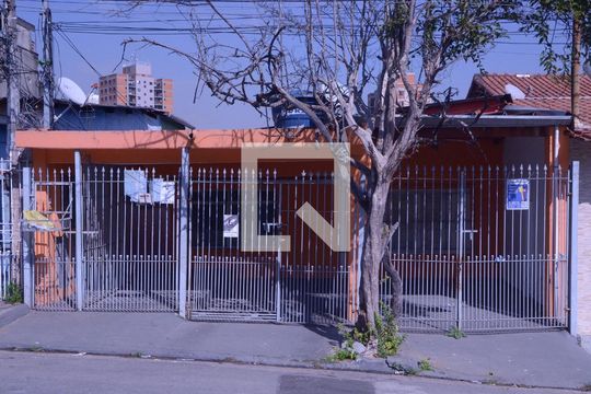 Fachada de casa para alugar com 1 quarto, 35m² em Quitaúna, Osasco