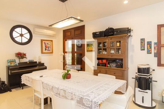 Sala de casa à venda com 4 quartos, 325m² em Jardim Guanabara, Rio de Janeiro