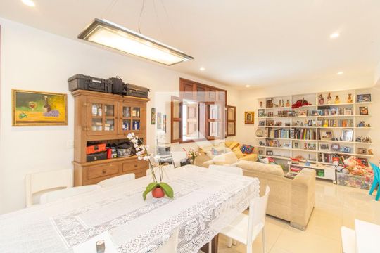 Sala de casa à venda com 4 quartos, 325m² em Jardim Guanabara, Rio de Janeiro