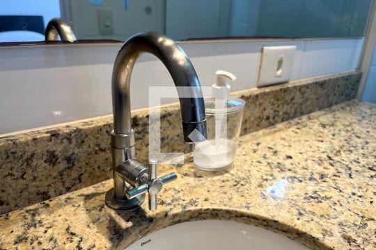 Banheiro  de kitnet/studio para alugar com 1 quarto, 24m² em Vila Clementino, São Paulo
