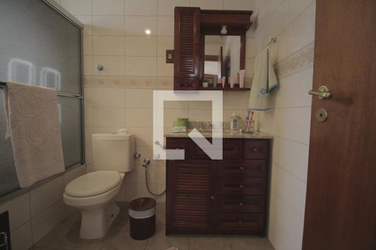 Banheiro da Suíte de casa à venda com 3 quartos, 190m² em Fátima, Canoas