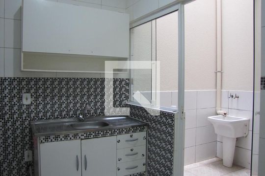 Cozinha de casa de condomínio à venda com 2 quartos, 69m² em Burgo Paulista, São Paulo