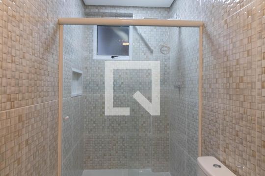 Banheiro de kitnet/studio para alugar com 1 quarto, 27m² em Jardim Tijuco, Guarulhos