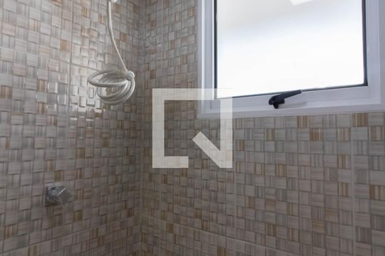 Banheiro de kitnet/studio para alugar com 1 quarto, 22m² em Jardim Tijuco, Guarulhos