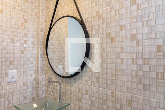 Banheiro de kitnet/studio para alugar com 1 quarto, 22m² em Jardim Tijuco, Guarulhos