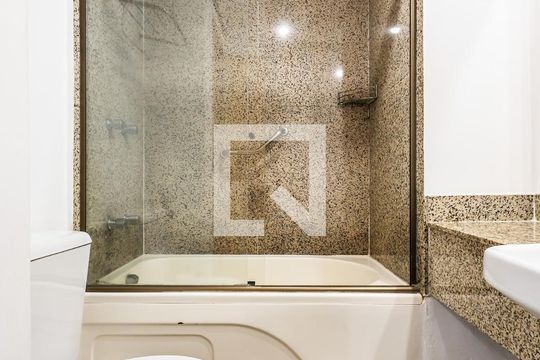 Banheiro de apartamento para alugar com 1 quarto, 30m² em Jardim Paulista, São Paulo