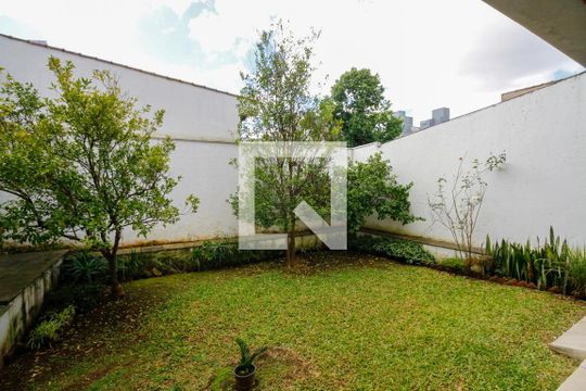 Quintal de casa à venda com 3 quartos, 227m² em Santo Antônio, Porto Alegre