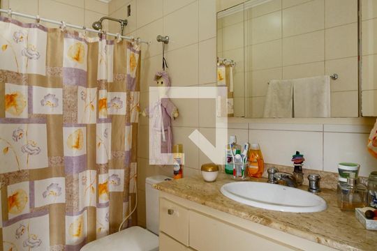 Banheiro da Suíte de casa à venda com 3 quartos, 227m² em Santo Antônio, Porto Alegre