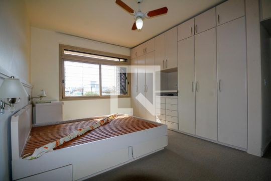 Suíte de casa à venda com 4 quartos, 235m² em Santo Antônio, Porto Alegre