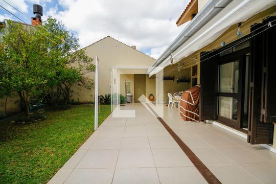 Quintal de casa à venda com 4 quartos, 235m² em Santo Antônio, Porto Alegre