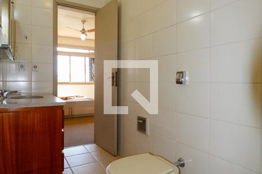 Banheiro da Suíte de casa à venda com 4 quartos, 235m² em Santo Antônio, Porto Alegre
