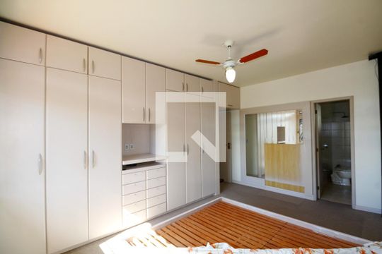 Suíte de casa à venda com 4 quartos, 235m² em Santo Antônio, Porto Alegre