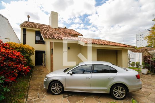 Fachada de casa à venda com 4 quartos, 235m² em Santo Antônio, Porto Alegre