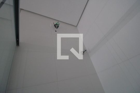 Banheiro de apartamento para alugar com 1 quarto, 37m² em Jardim Sabara, São Paulo