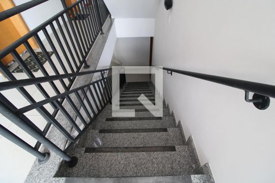 Escada de apartamento para alugar com 1 quarto, 37m² em Jardim Sabara, São Paulo