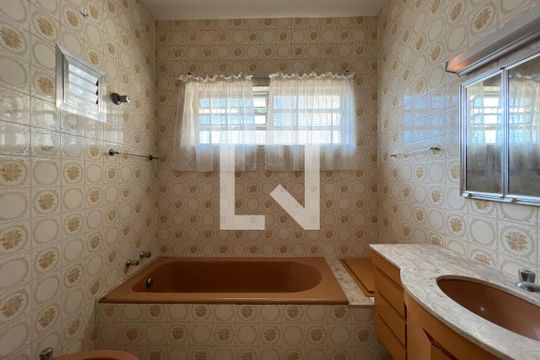 Banheiro da Suíte de casa para alugar com 3 quartos, 250m² em Vila Nova Conceição, São Paulo