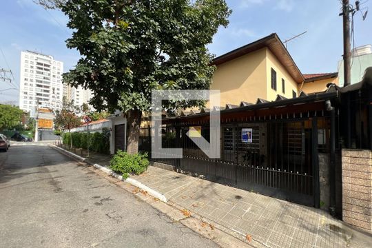 Fachada de casa à venda com 3 quartos, 250m² em Vila Nova Conceição, São Paulo