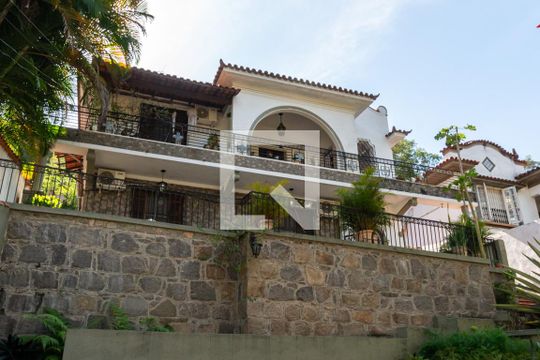 Fachada de casa à venda com 4 quartos, 480m² em Grajau, Rio de Janeiro
