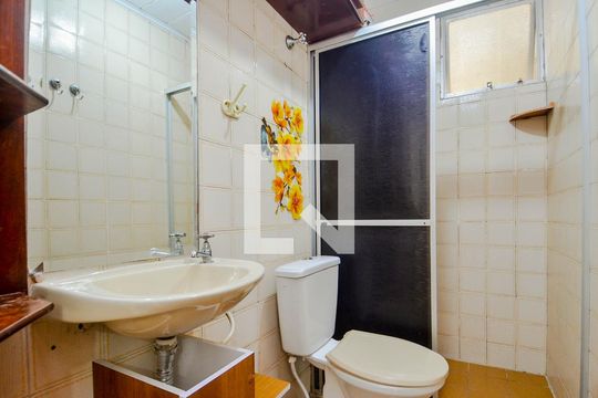 Banheiro de apartamento à venda com 2 quartos, 58m² em Vila Galvão, Guarulhos