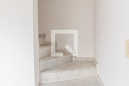 Escadas de casa de condomínio para alugar com 2 quartos, 75m² em Vila Matilde, São Paulo