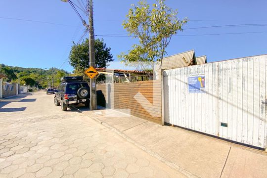 Fachada de apartamento para alugar com 1 quarto, 38m² em Cachoeira do Bom Jesus Leste, Florianópolis