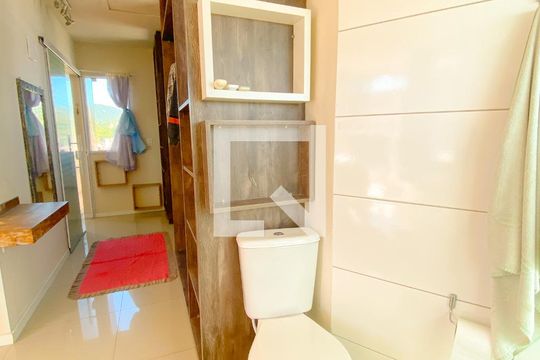 Banheiro de apartamento para alugar com 1 quarto, 38m² em Cachoeira do Bom Jesus Leste, Florianópolis