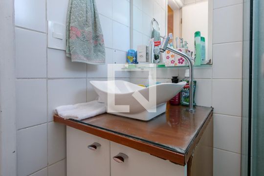 Banheiro de apartamento para alugar com 2 quartos, 54m² em Parque Maria Helena, São Paulo