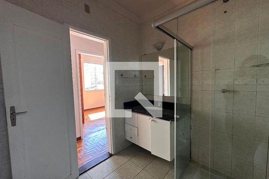 Banheiro de apartamento à venda com 3 quartos, 90m² em Santo Antônio, Belo Horizonte