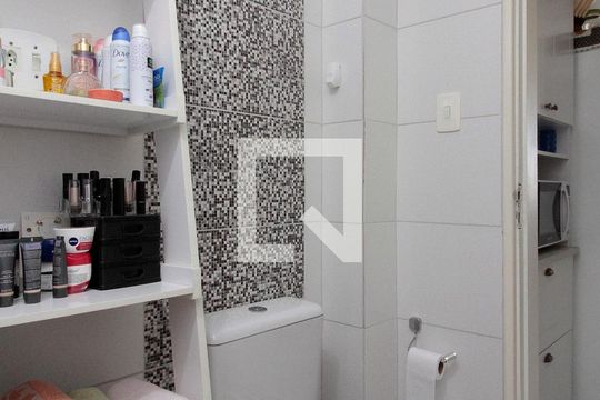 Banheiro de apartamento à venda com 1 quarto, 49m² em Santa Efigênia, São Paulo