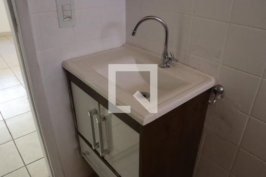 Banheiro - torneira de apartamento para alugar com 2 quartos, 80m² em Cambuí, Campinas