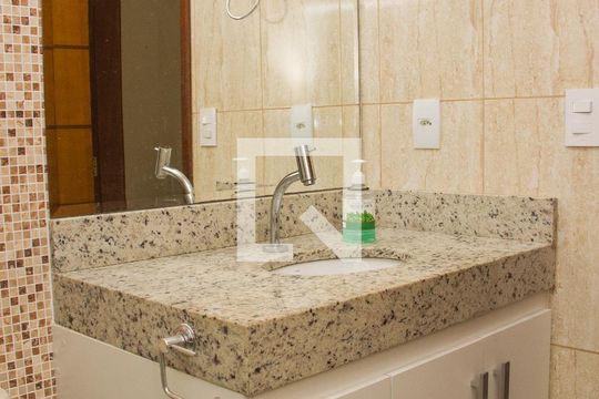Banheiro Social (2º Andar) de casa à venda com 3 quartos, 300m² em Piedade, Rio de Janeiro