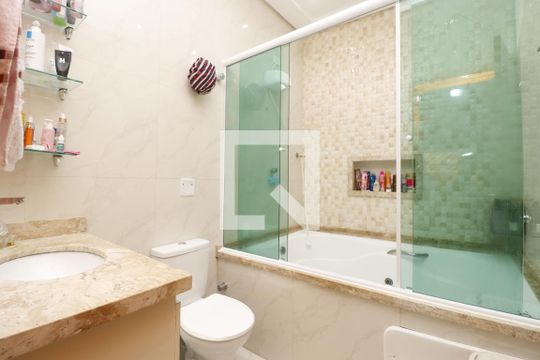 Banheiro da Suíte de casa para alugar com 3 quartos, 220m² em Sítio do Morro, São Paulo