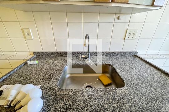 Cozinha de apartamento à venda com 2 quartos, 47m² em Jardim Miriam, São Paulo