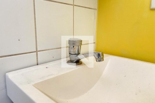 Banheiro de apartamento à venda com 2 quartos, 47m² em Jardim Miriam, São Paulo