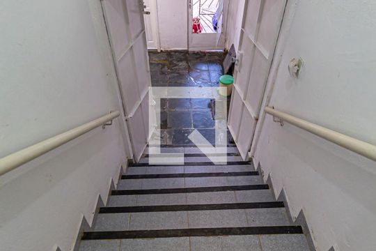 Escada Edicula de casa à venda com 3 quartos, 261m² em Vila Guarani, Santo André