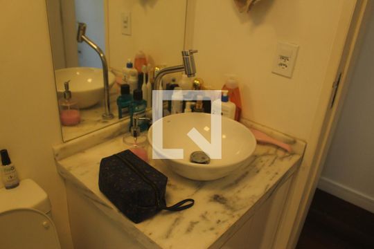Banheiro de apartamento à venda com 2 quartos, 70m² em Jardim Cidália, São Paulo