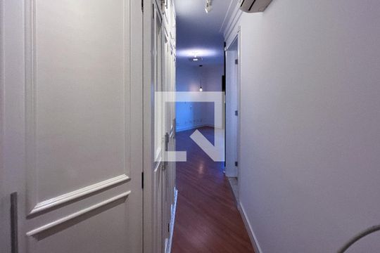 Corredor de apartamento à venda com 3 quartos, 161m² em Vila Nova Conceição, São Paulo
