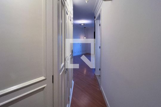 Corredor de apartamento à venda com 3 quartos, 161m² em Vila Nova Conceição, São Paulo
