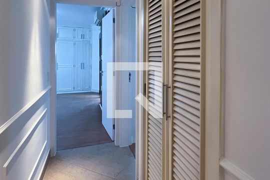 Corredor de apartamento à venda com 3 quartos, 161m² em Vila Nova Conceição, São Paulo