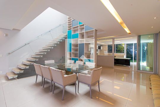 Sala de casa à venda com 3 quartos, 350m² em Bela Vista, São Paulo